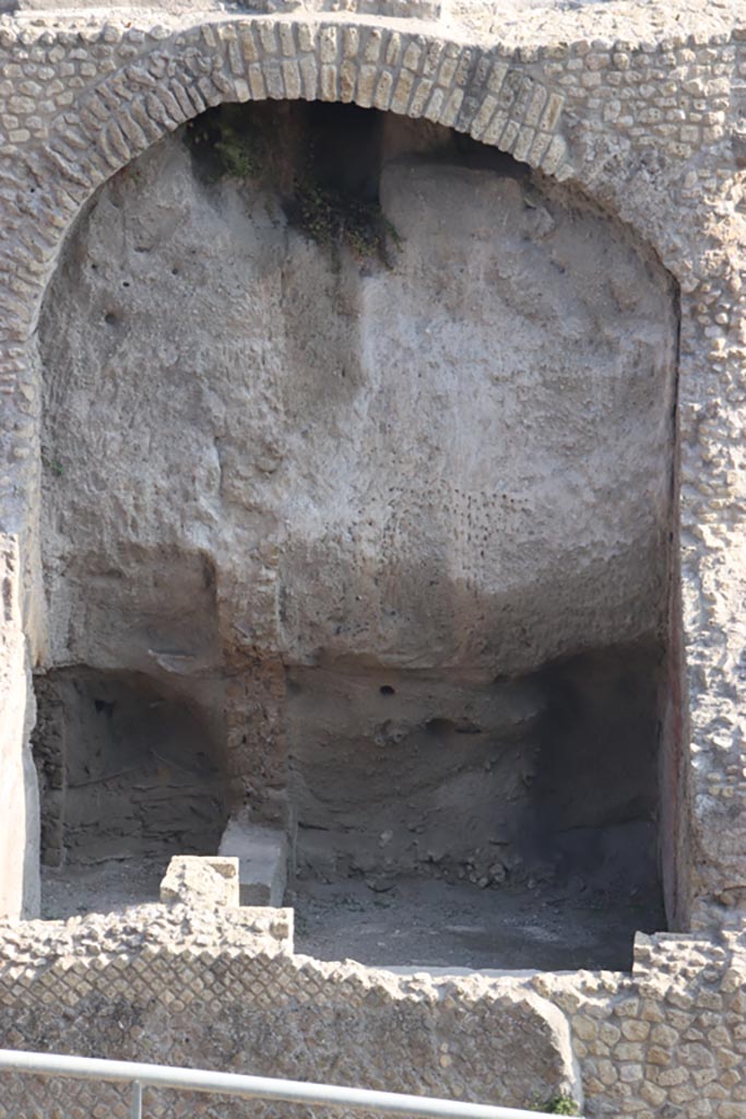III.1/2/18/19, Herculaneum. October 2023.
North wall of lower room on east side. Photo courtesy of Klaus Heese.